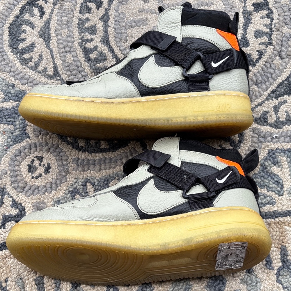 Stylish High-Top Sneakers with Orange Accents - Picture 3 of 6